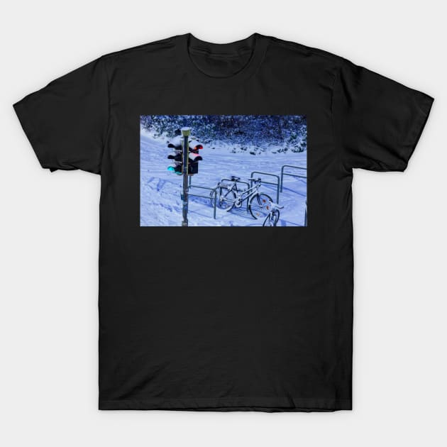 Traffic lights, traffic lights, snow, winter, dusk, evening T-Shirt by Kruegerfoto